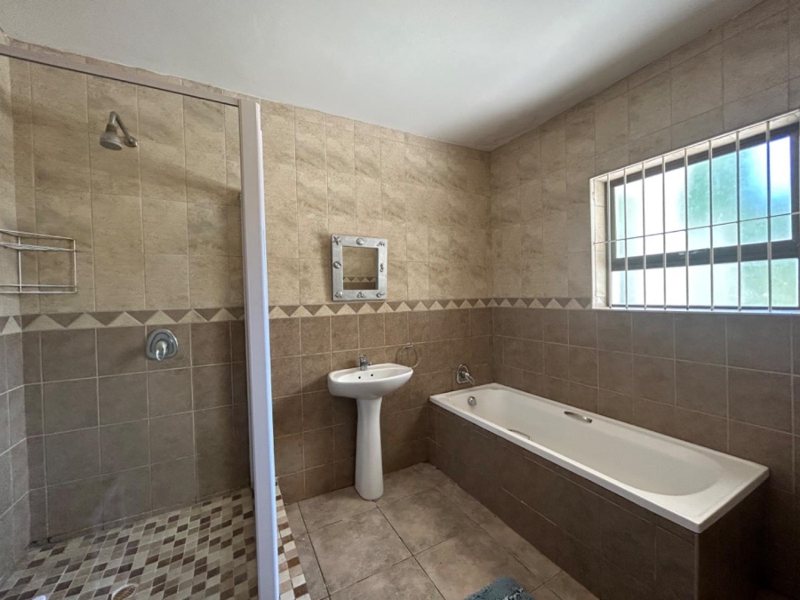 8 Bedroom Property for Sale in Paradise Beach Eastern Cape